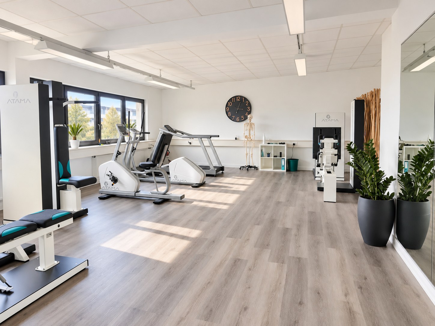 Heller Geräteraum mit therapeutischen Trainingsgeräten